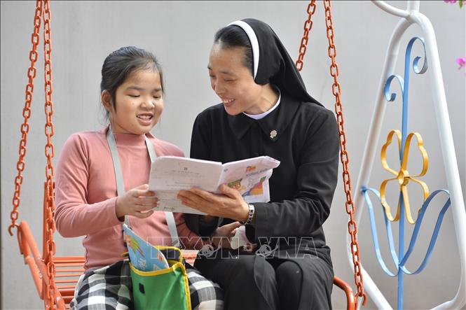 “Hữu duyên thiên lý năng tương ngộ, vô duyên đối diện bất tương phùng”